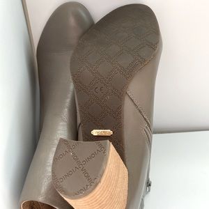 Vionic with orthaheel technology. Kennedy ankle boots.